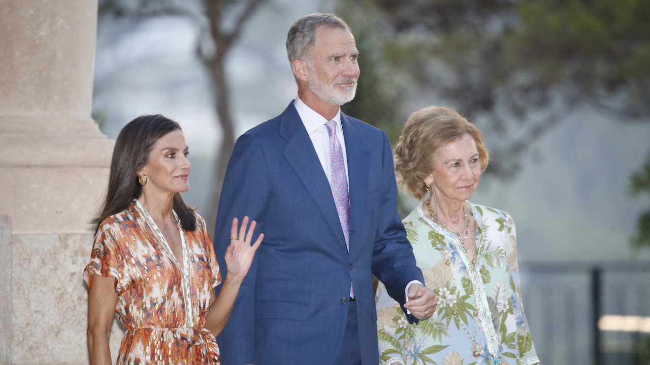 La recepción de los Reyes en Marivent, al detalle: de los looks a la llamativa imagen de Letizia