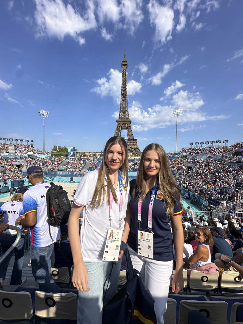 Leonor y Sofía con la Torre Eiffel de fondo