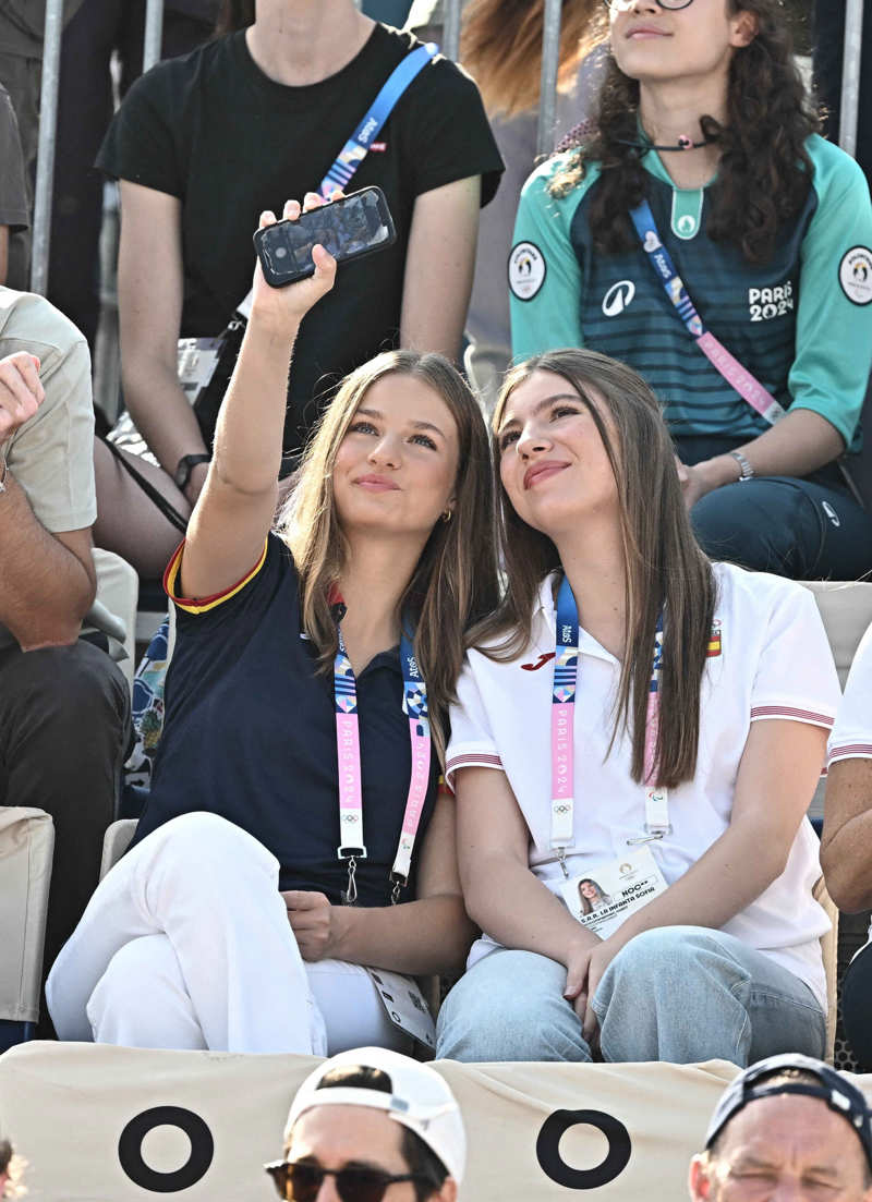 Leonor y Sofía haciéndose un selfie