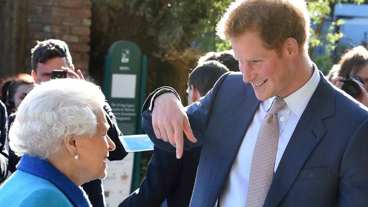 El príncipe Harry bromeando con la reina Isabel II