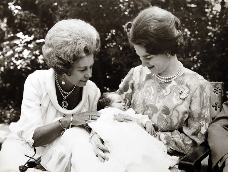 La reina Federica de Grecia junto a Ana María de Grecia y Pablo de Grecia