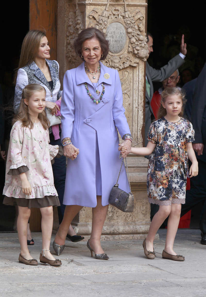 La reina Sofía con su collar en la Pascua de 2014 junto sus nietas Leonor y Sofía y la reina Letizia