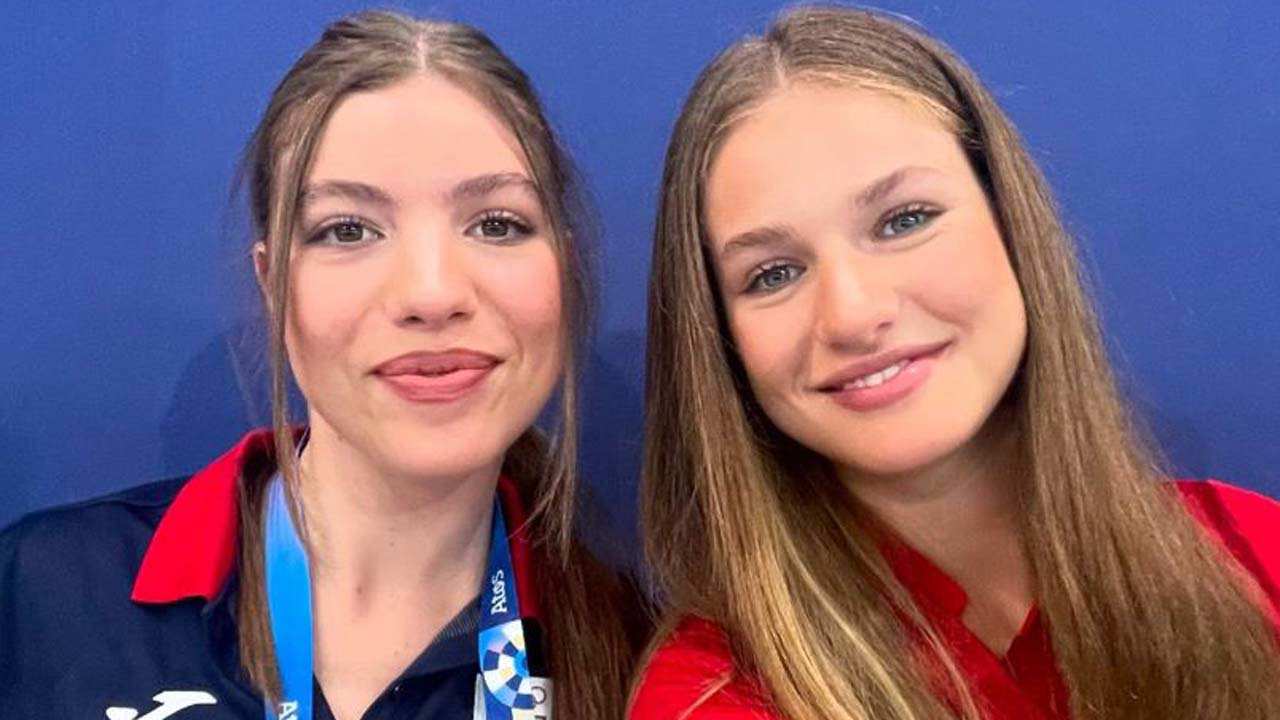 Leonor y Sofía en un selfie compartido por Casa Real