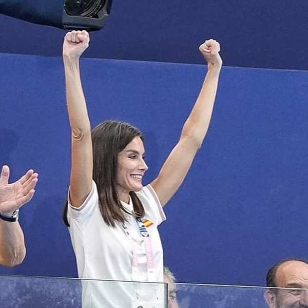 La Reina está en París para dar todo su apoyo a la delegación española en estos Juegos Olímpicos  Su primera parada ha sido el partido de la selección femenina de waterpolo contra Grecia, que ha terminado con una