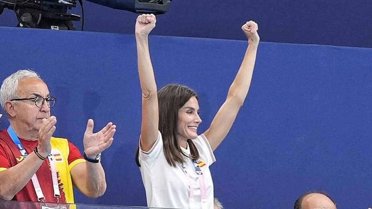 La Reina está en París para dar todo su apoyo a la delegación española en estos Juegos Olímpicos  Su primera parada ha sido el partido de la selección femenina de waterpolo contra Grecia, que ha terminado con una