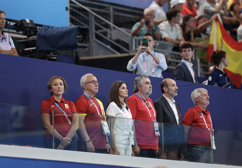 La Reina Letizia observando el partido femenino de waterpolo