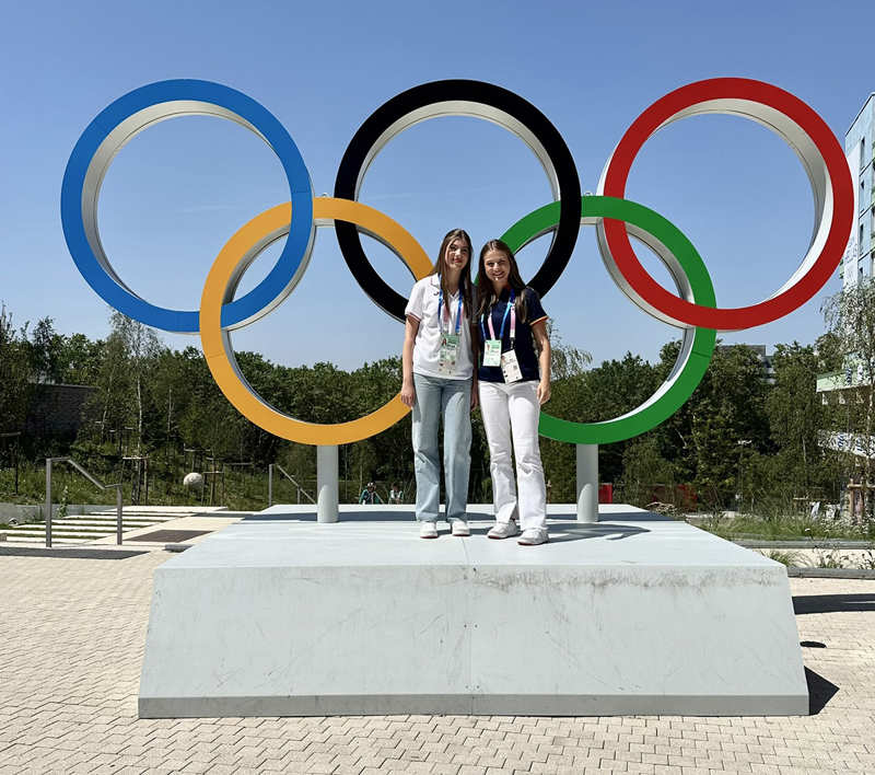 Leonor y Sofía, ante los aros olímpicos en la Villa Olímpica de París