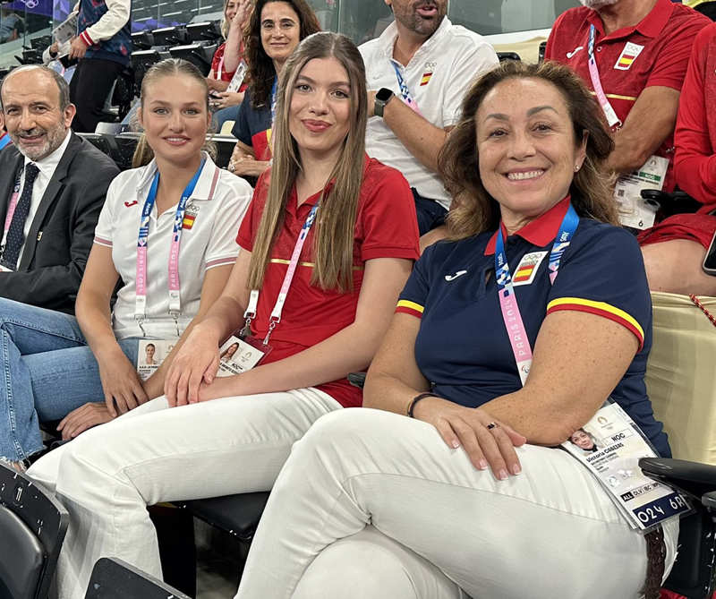 Leonor y Sofía con Victoria Cabezas, Secretaria del Comité Olímpico Español