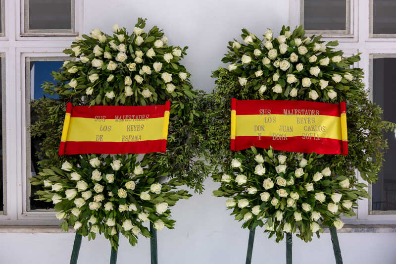 Corona de flores de los Reyes y los eméritos en el funeral del tío abuelo de Doña Sofía.