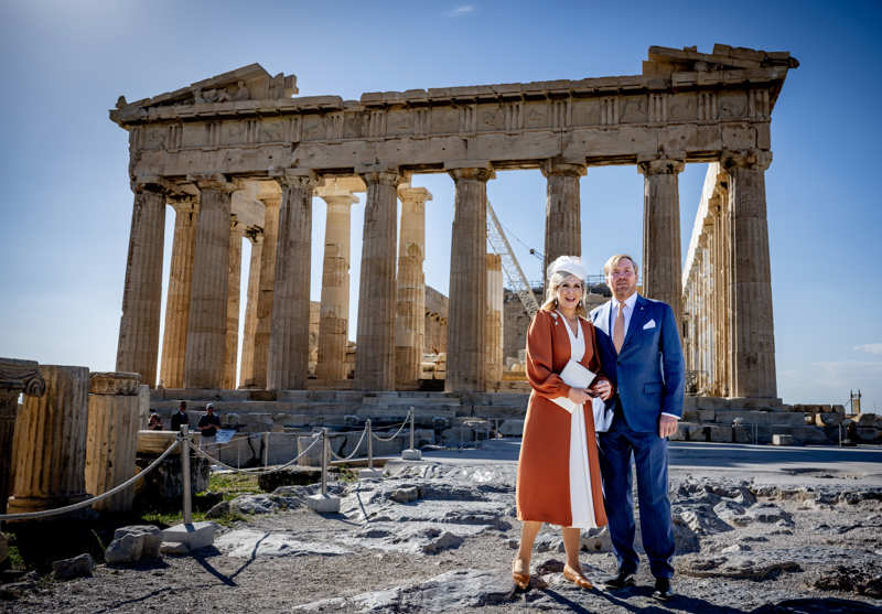 Guillermo y Máxima de Paises Bajos visitando la Acrópolis de Atenas