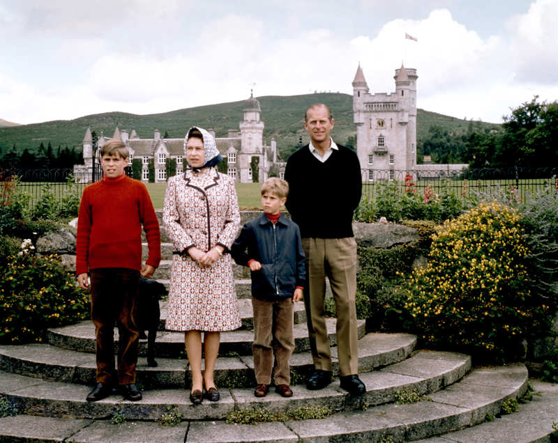Isabel II y Felipe de Edimburgo con dos de sus hijos en Balmoral el verano de 1972