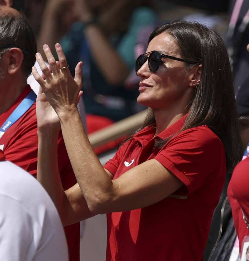 La Reina Letizia, con gafas de sol en París