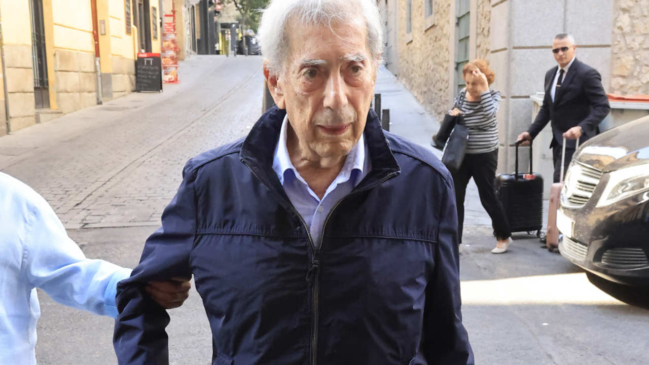 Mario Vargas Llosa, por las calles de Madrid.