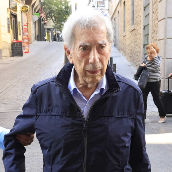 Mario Vargas Llosa, por las calles de Madrid.