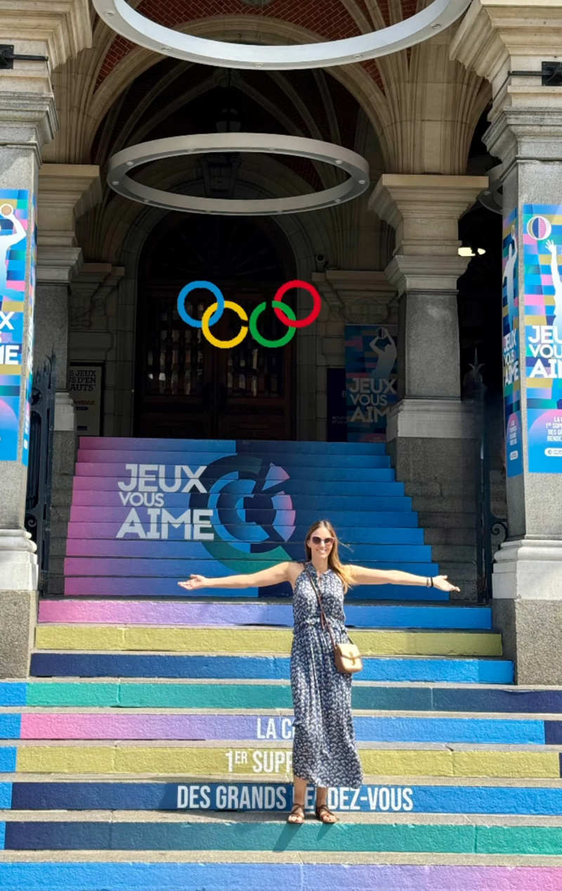 Helen Lindes viaja hasta París para animar a Rudy Gonzalez en las Olimpiadas con un look de paseo súper cómodo 