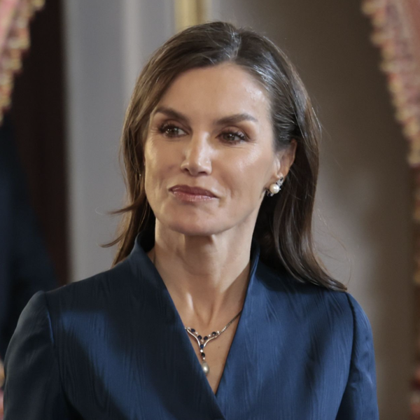 La Reina Letizia con los pendientes y gargantilla de su pedida