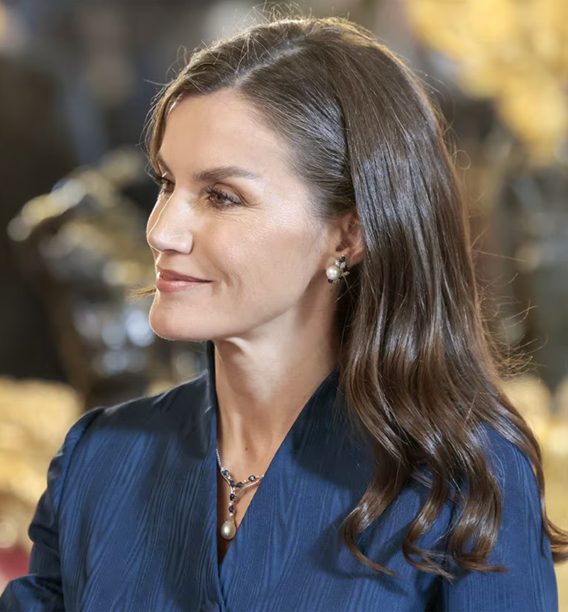 La Reina Letizia luce los pendientes y la gargantilla que le regalaron por su pedida