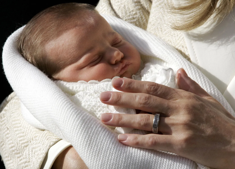 La Reina Letizia luciendo su anillo de compromiso tras el nacimiento de su hija