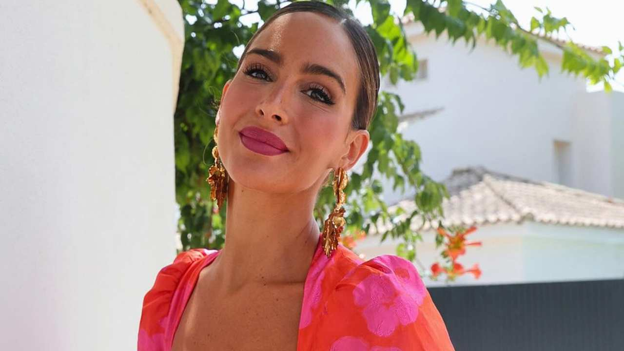 Rocío Osorno estrena el vestido con escote “Reina Ana” más alegre y fresquito de la última colección de Zara