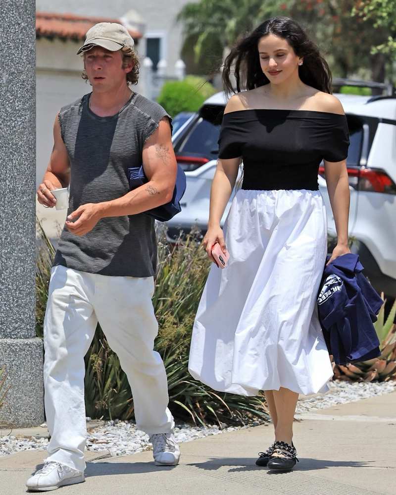 Rosalía estrena falda de Zara y top escote bardot en su último paseo con Jeremy Allen en Los Ángeles