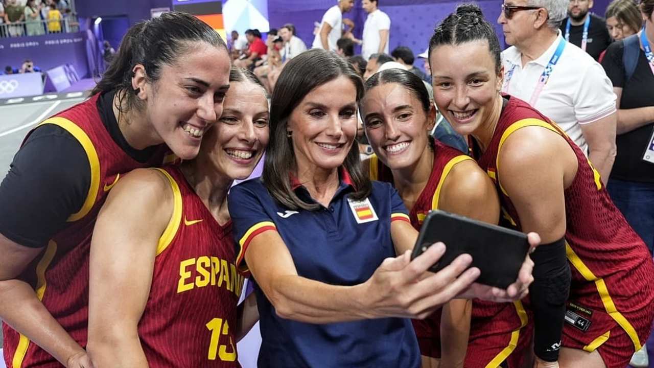 La Reina Letizia, junto al equipo de baloncesto español en los Juegos Olímpicos de París. 