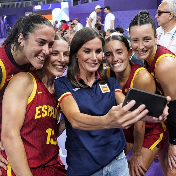 La Reina Letizia, junto al equipo de baloncesto español en los Juegos Olímpicos de París. 