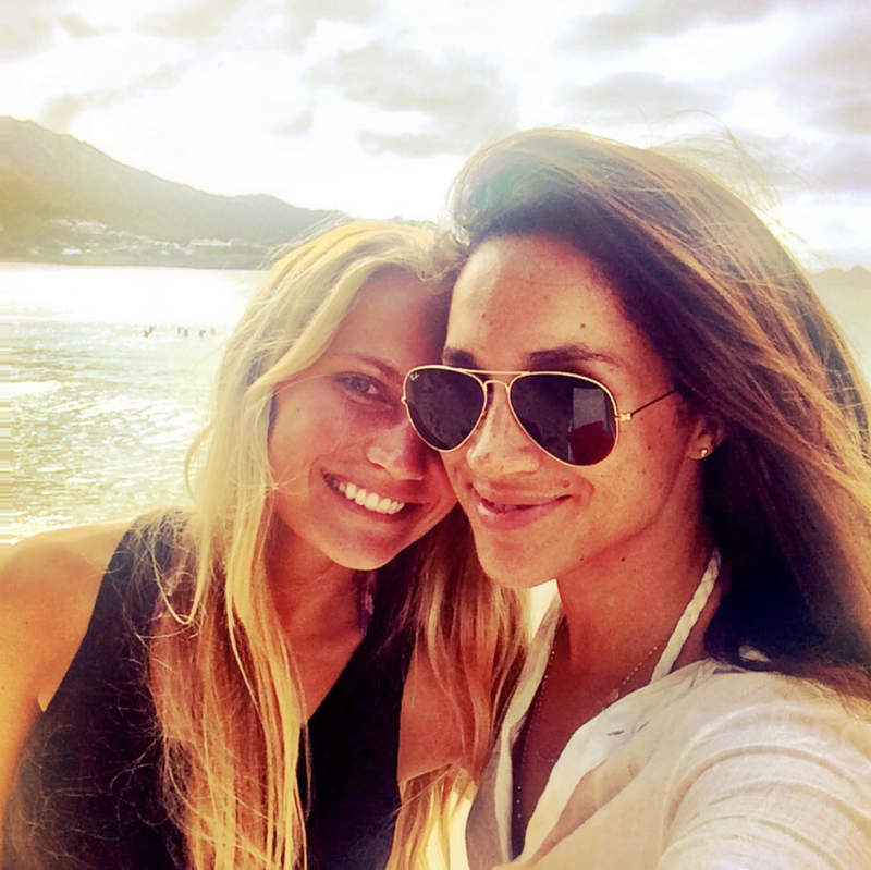 Meghan Markle junto a su amiga Heather Dorak en un lago