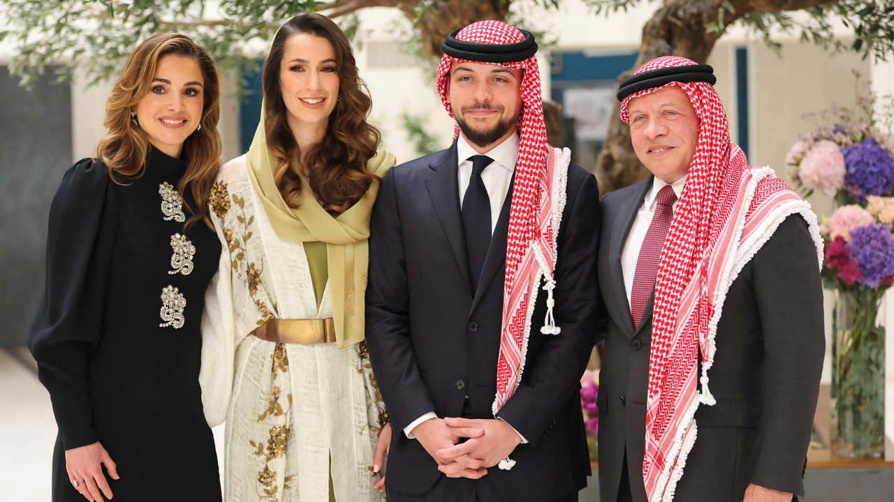 Rania de Jordania junto a su hijo, nuera y el Rey Abdalá