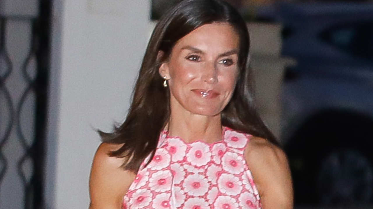 La Reina Letizia cae rendida a la moda española y luce en Mallorca el vestido más juvenil y que potencia su bronceado