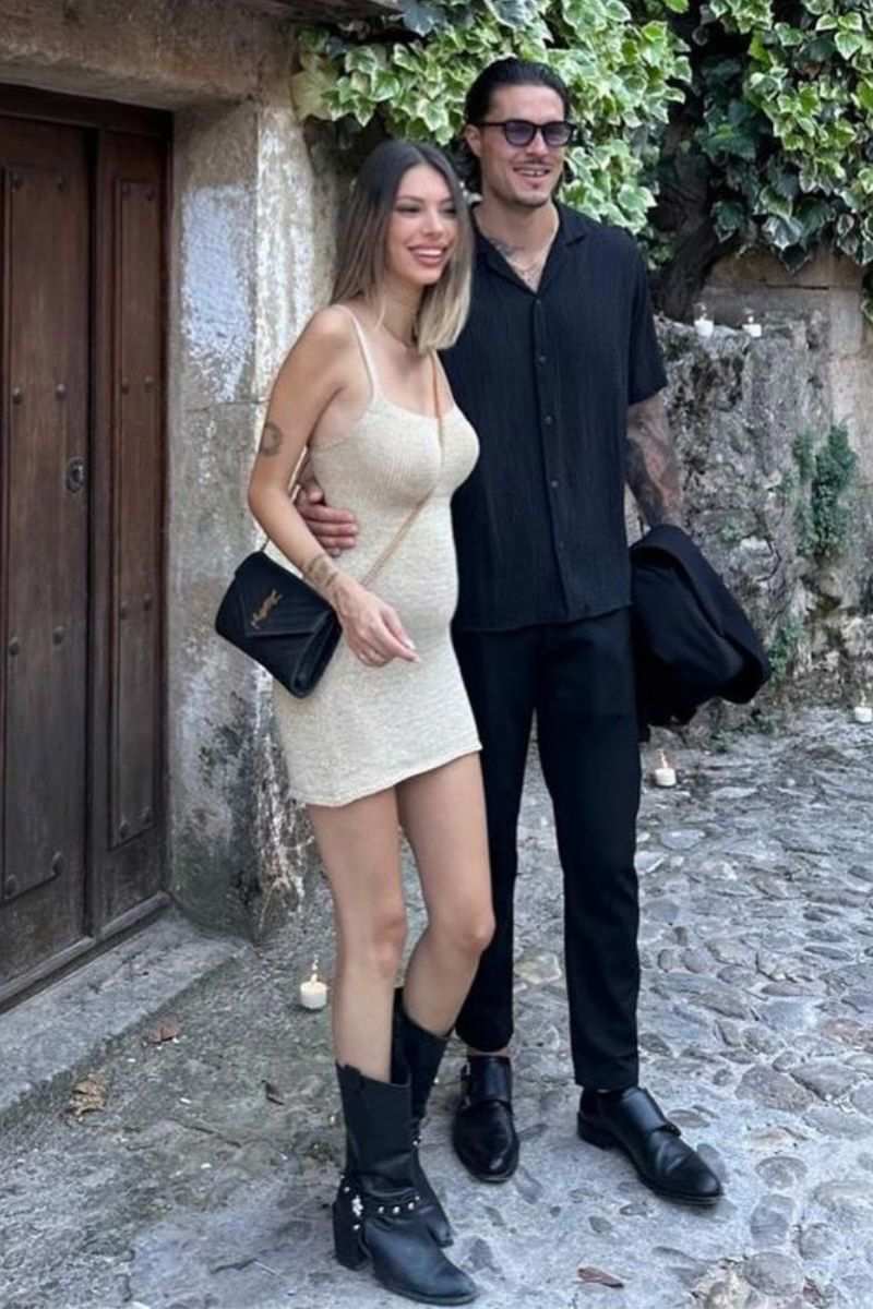 Alejandra Rubio presume de embarazado con look rompedor y botas de 'cow boy' en su último plan con Carlo Costanzia