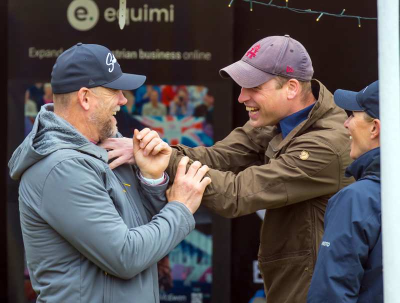 Guillermo bromeando con Mike Tindall en Norfolk en 2022 