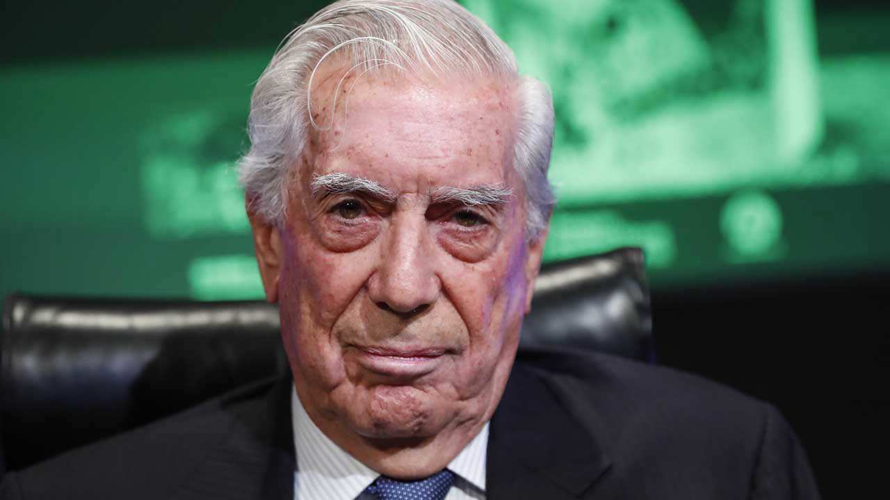 El hijo de Mario Vargas Llosa comparte una foto inédita de su padre y cuenta realmente cómo está