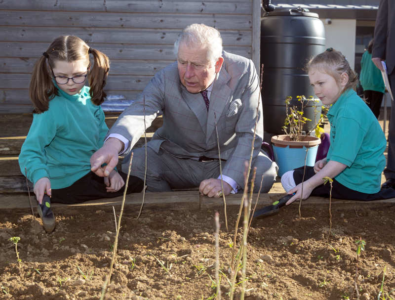 Carlos III visitando un huerto escolar en Oxfordshire en 2019