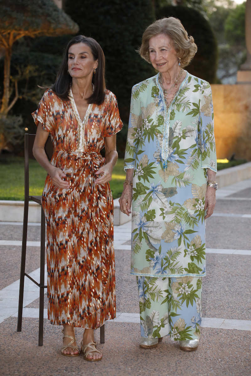 La Reina Letizia, con un vestido de Maksu en el Palacio de Marivent.