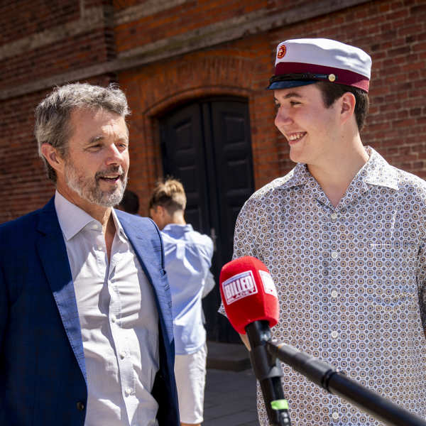 Federico y Mary de Dinamarca junto a su hijo Cristián en su graduación