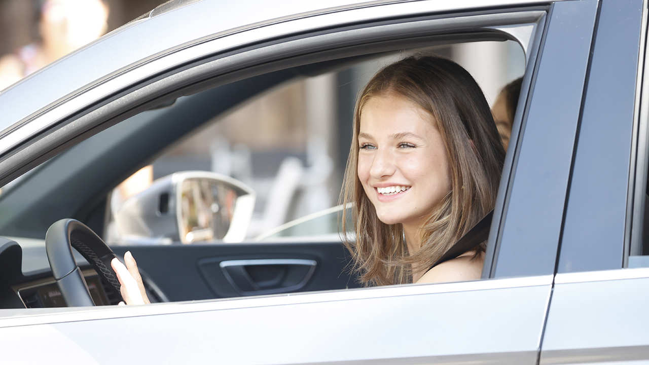 La Princesa Leonor, al volante por primera vez ante las cámaras