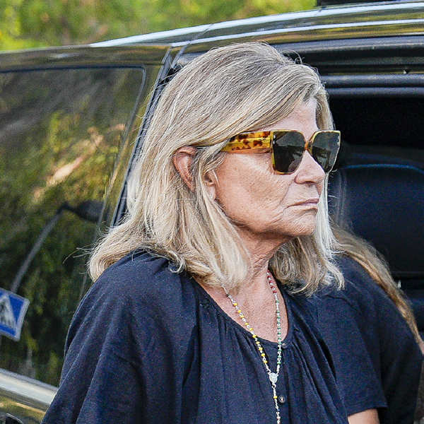 Cari Lapique, arropada por sus hijas tras la misa funeral de Carlos Goyanes