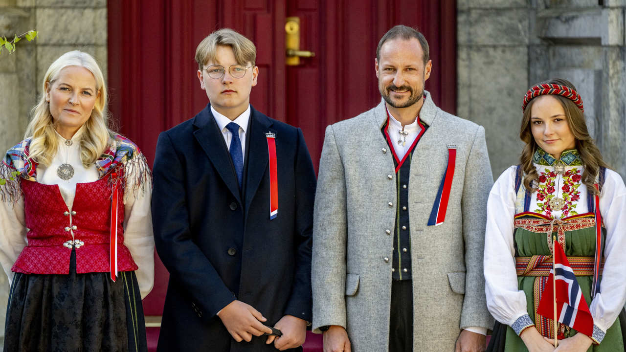 Haakon y Mette-Marit junto a sus hijos celebrando el día nacional de Noruega