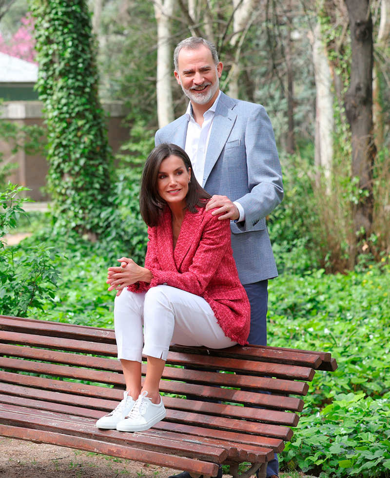 Los Reyes Felipe y Letizia en el posado del X aniversario en el trono