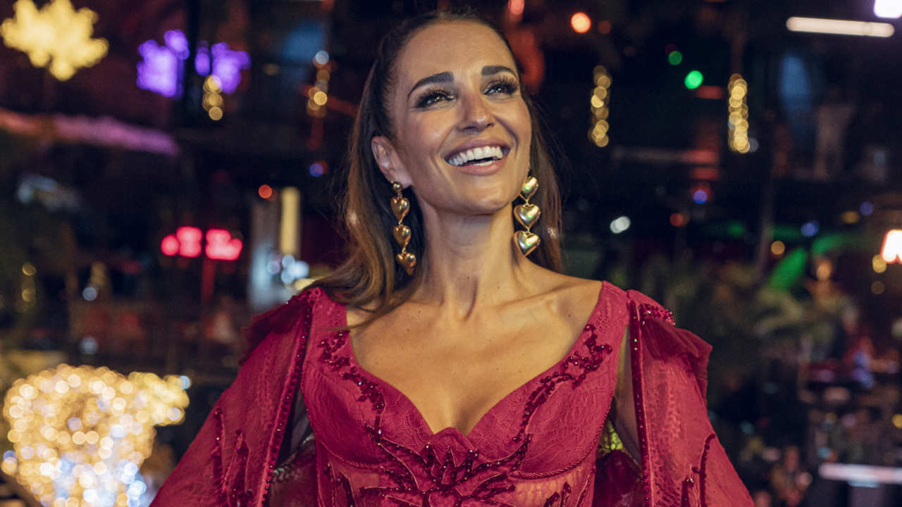Paula Echevarría arriesga con el mini vestido de inspiración bohemia más favorecedor del verano: con pedrería bordada y del color tendencia