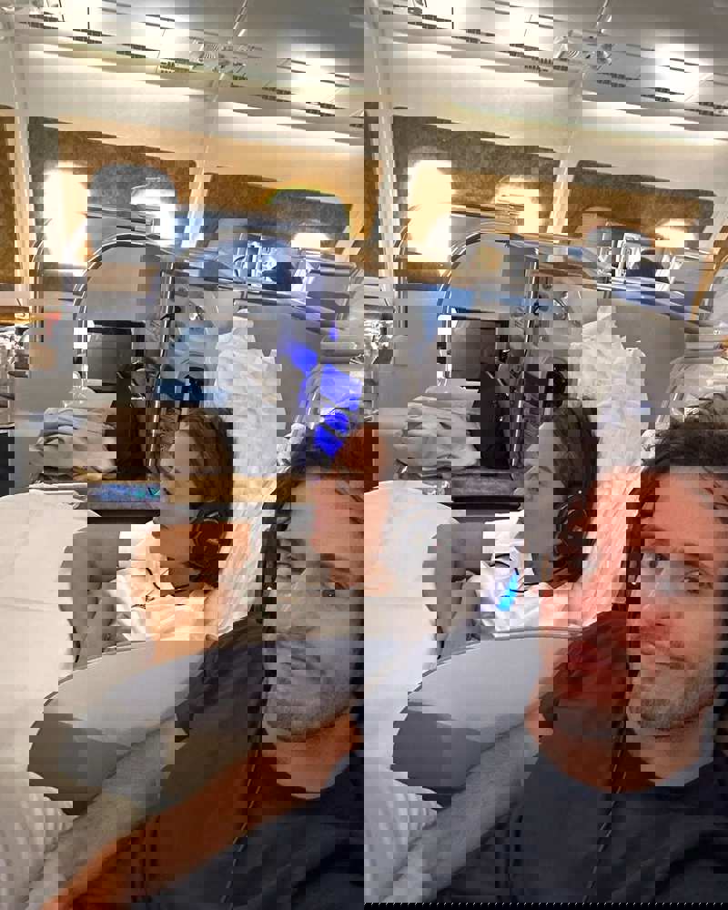 Tamara Falcó e Íñigo Onieva, en el avión rumbo a Seychelles. 