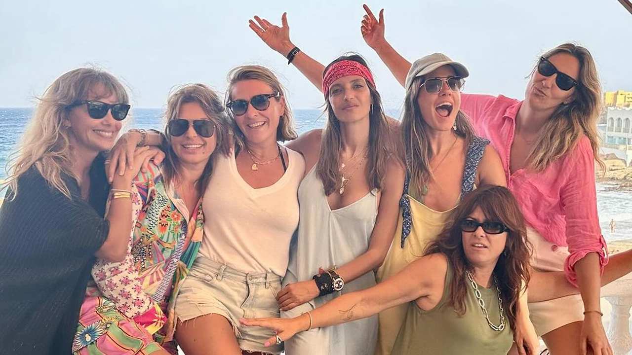 Sara Carbonero junto a su pandilla de amigas en Almería de vacaciones