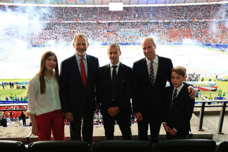 El Rey Felipe y la Infanta Sofía posan con el Príncipe Guillermo y su hijo en el final de la Eurocopa