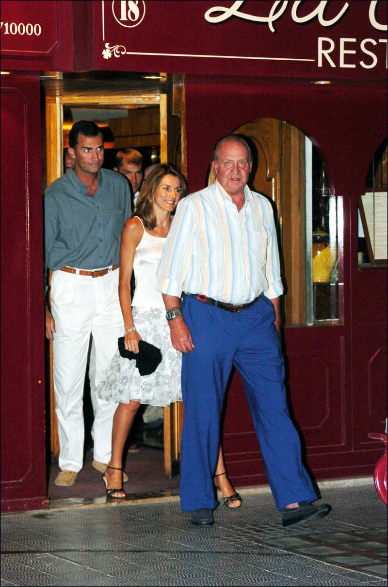 Felipe, Letizia y el Rey emérito saliendo de La Cuchara