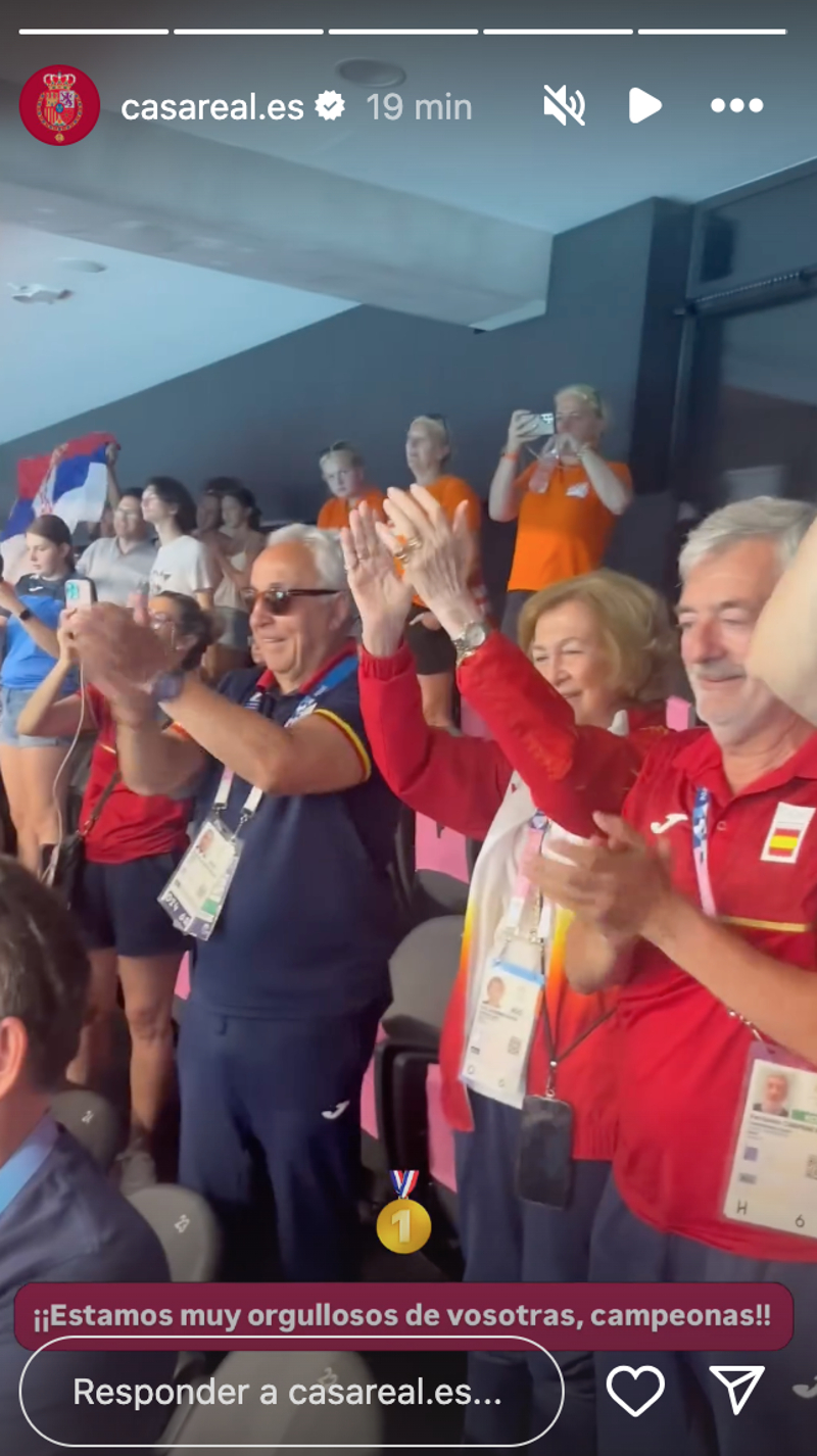 La Reina Sofía aplaude a las jugadoras de waterpolo en los Juegos Olímpicos de París