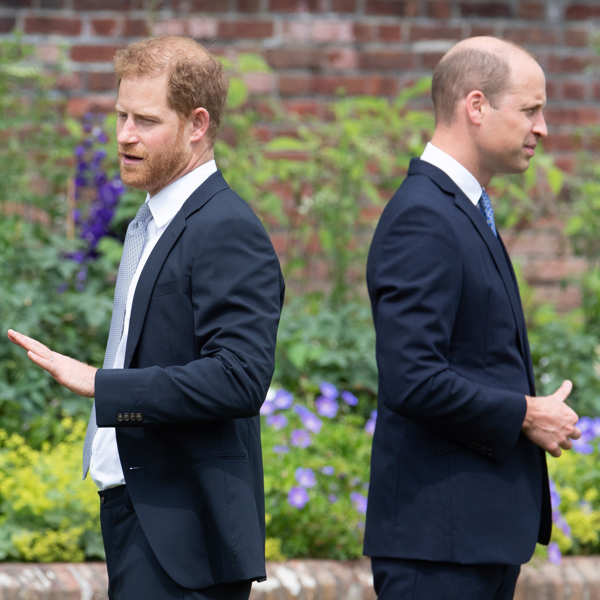 Harry y Guillermo en el acto público de la inauguración de la estatua de Diana de Gales