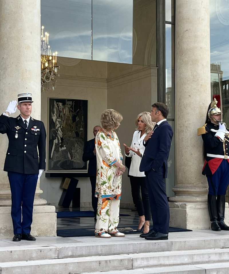 La Reina Sofía junto a Macron