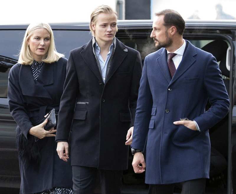 Marius, pillado vestido de James Bond mientras evita el cumpleaños de Mette-Marit