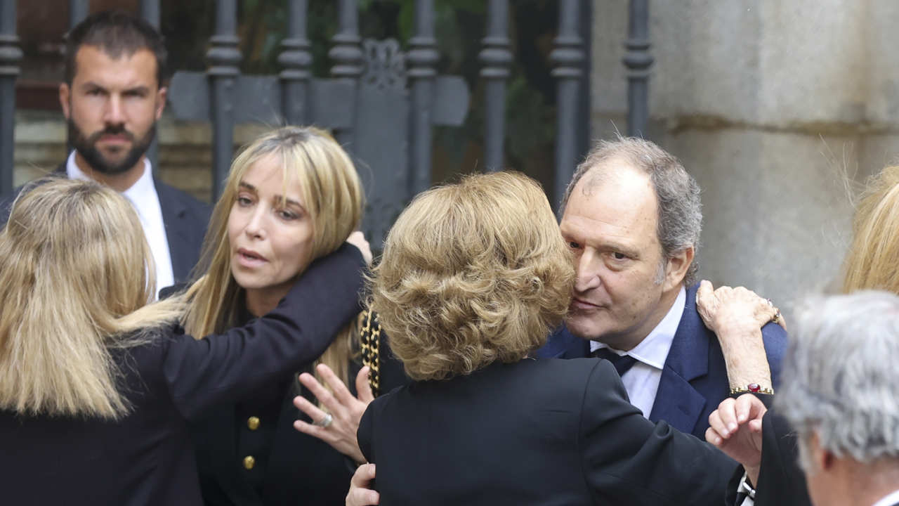 Juan Gómez-Acebo abrazando a su tía, la reina Sofía, en el funeral de su hermano Fernando Gómez-Acebo