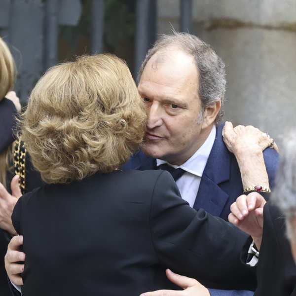 Juan Gómez-Acebo abrazando a su tía, la reina Sofía, en el funeral de su hermano Fernando Gómez-Acebo